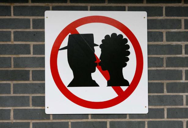 Amenzi contra săruturilor